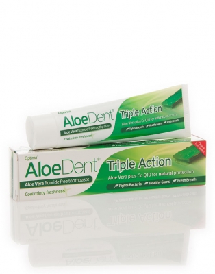 Aloe Dent Tandpasta Triple Action heeft een drievoudige werking. Tea Tree gaat de strijd aan met bacteriën, aloe vera kalmeert het tandvlees en pepermunt zorgt voor een heerlijk frisse adem. Daarnaast bevat deze tandpasta silicium, voor natuurlijke witte tanden en co-enzym Q10 dat tandvlees gezond helpt te houden. Deze tandpasta is vrij van fluoride.